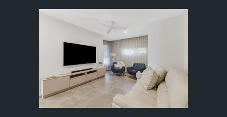 WHOLE FLOOR APRARTMENT IN BOUTIQUE BUILDING OF ONLY 3 - Photo 2