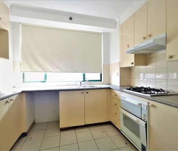 SPACIOUS 2-BEDROOM APARTMENT IN A SECURITY BLOCK - Photo 6