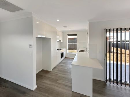 As new villa within a gated estate - Photo 4