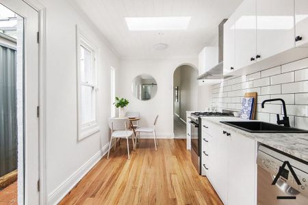 Sophisticated home in cul de sac - Photo 4