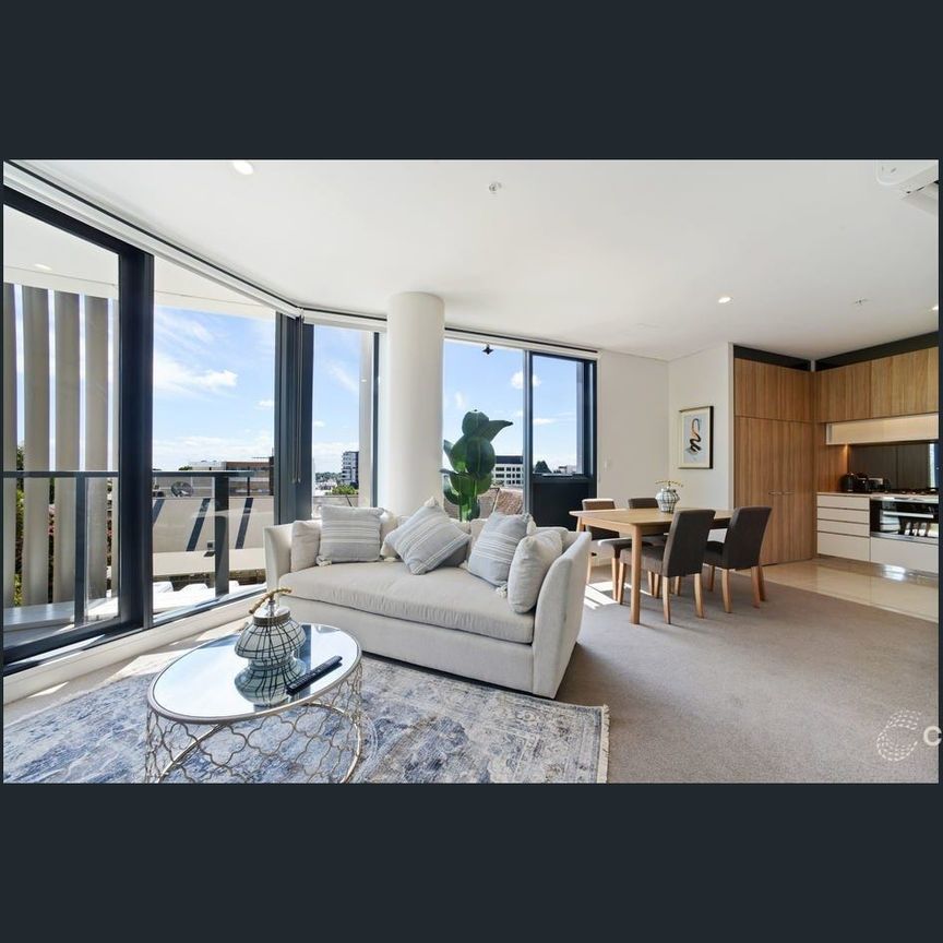 One bedroom with one Study fully furnished - Photo 1