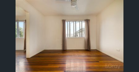 Flexible 4+ Bedroom Home in Kelvin Grove – Garden Maintenance included in the rent! - Photo 2