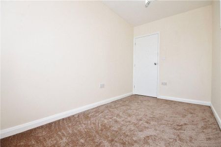 4 bedroom end of terrace house to rent - Photo 4