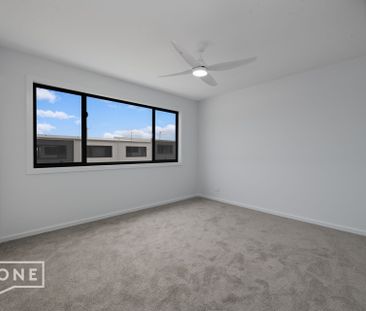 Stunning Brand New 3 bedroom Townhouse with Garage plus an extra parking space, Opposite the University of Newcastle & close to The Mater Hospital - Photo 2