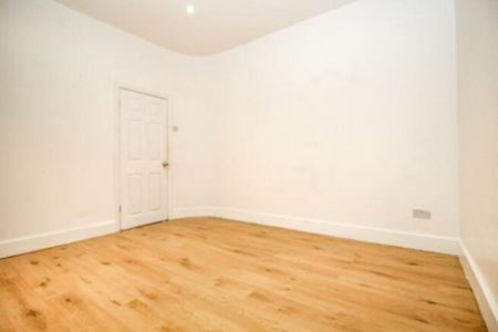 5 Bedroom House - Mid Terrace To Let - Photo 5