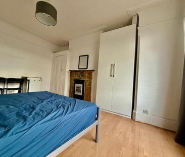 1 bedroom in a house share to rent - Photo 2