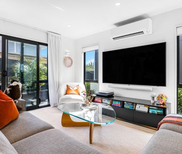 Sleek and Stylish - Photo 2