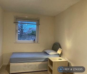 3 bedroom flat to rent - Photo 6