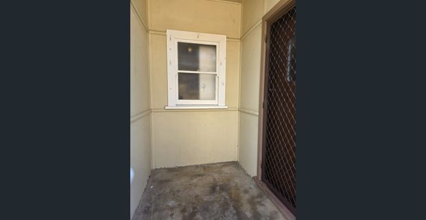 Conveniently Located 2-Bedroom Flat in a Small Block of 4 - Photo 1