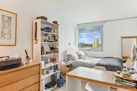 3 bedroom flat in 8 Hester Road - Photo 3