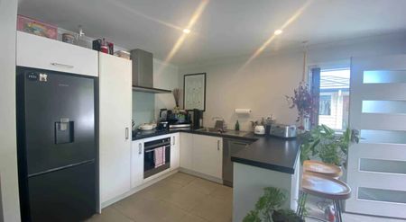 Lovely 3-Bedroom Brick & Tile Home - Photo 4