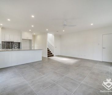 MODERN THREE BEDROOM TOWNHOUSE FOR RENT - Photo 4