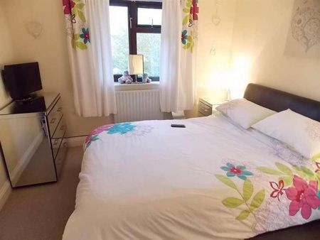 East Station Road, Aldershot, GU12 - Photo 2