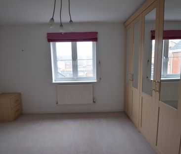 3 bedroom Town House - Epsom Close, Stevenage - Photo 1