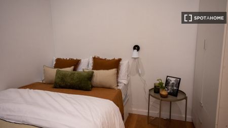 barcelona, Catalonia 08006 - Photo 2