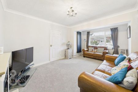 3 bedroom semi-detached bungalow to rent - Photo 4