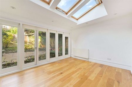 Superb 4 bedroom, period family house with garden. - Photo 2