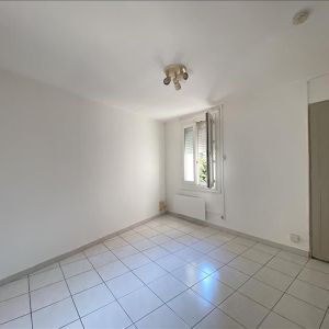 1 pièce - 30,6 m² - 2ème étage - Colocation non autorisée - Photo 2