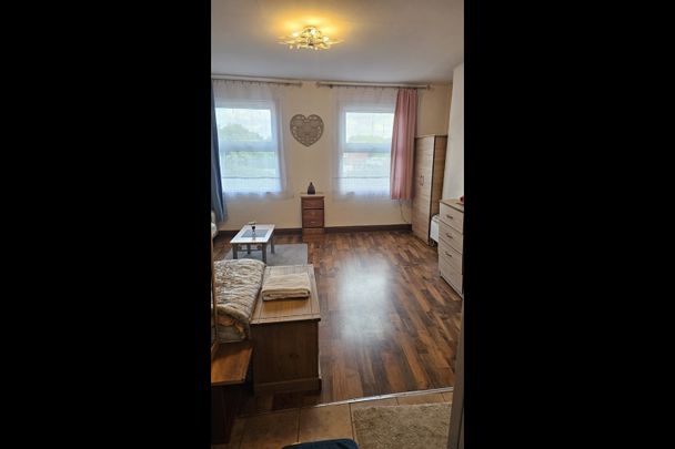 Studio Flat, Leytonstone Road, E15 - Photo 1