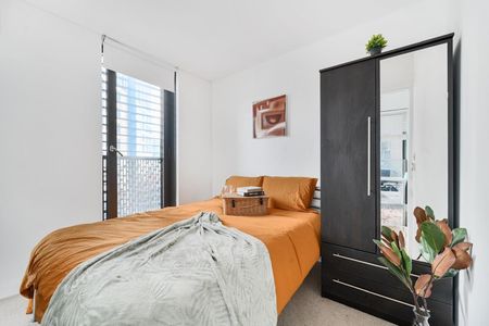 1 Bed Flat, Stratosphere Tower, E15 - Photo 5