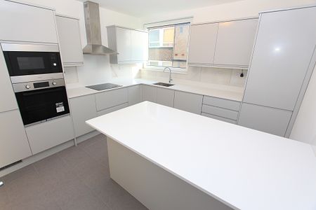 BRAND NEW Immaculate Spacious Modern TWO BED FLAT (1st Floor) with Parking & Communal Garden in East Finchley, N2 - Photo 2