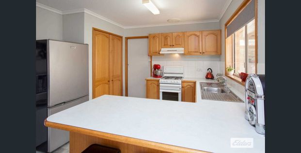 Welcome to 3 Kingsbury Court, Wodonga – a charming and well-maintained home. - Photo 1