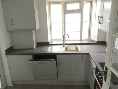 3 Bed Flat, Leigham Hall, SW16 - Photo 2