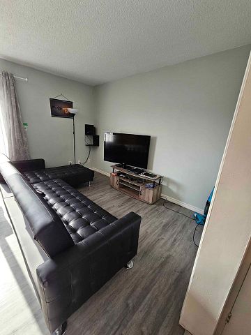 Room available in shared Townhouse! - Photo 3