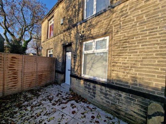 Southfield Lane, Bradford, BD7 - Photo 1