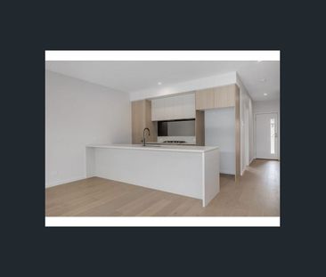 Beautifully built, light and bright Townhome – Park facing, 4 Bedro... - Photo 2