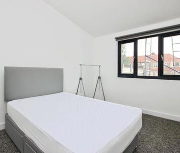 A fantastic opportunity to rent a ROOM in this 6 bedroom student ho... - Photo 6