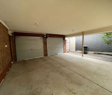 Large 4 Bedroom Home with 2 Living Areas! - Photo 3