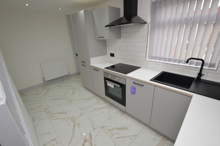 2 Bedroom Terraced House - Photo 3