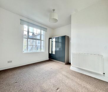 4 bedroom end of terrace house to rent - Photo 3