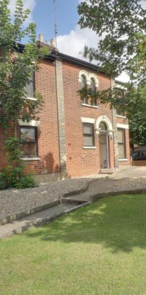 2 bedroom end of terrace house to rent - Photo 1