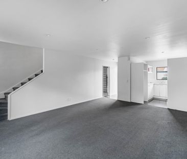 Low maintenance on the city fringe - Photo 2