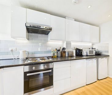 Hyacinth Close, Hampton, Middlesex, TW12 - Photo 4