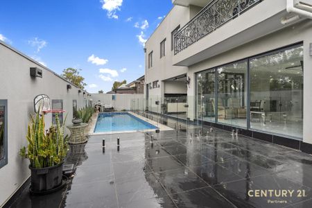 Luxurious Family Living&excl; Inground Swimming Pool&excl; - Photo 2