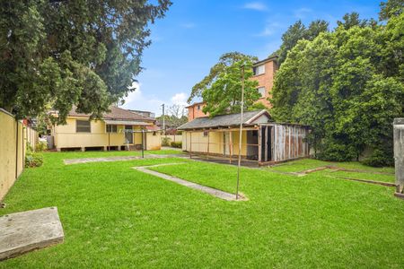 Freshly Painted 3 Bedroom Home, Brand New Flooring Throughout! - Photo 4