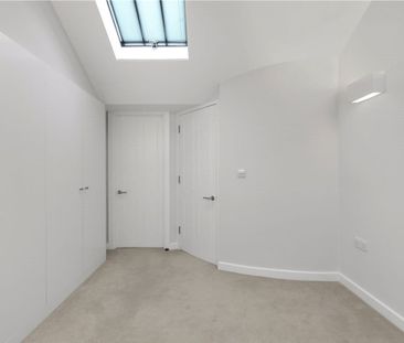 A rare opportunity to rent a stunning four bedroom house in central... - Photo 6