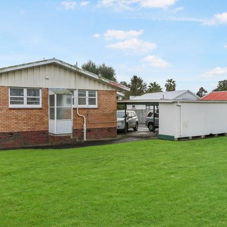 One bedroom in Otara! - Photo 2