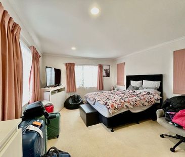 Beautiful 4 Bedroom House in East Tamaki Heights - Photo 4