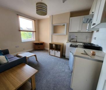 1 bedroom in a house share to rent - Photo 1