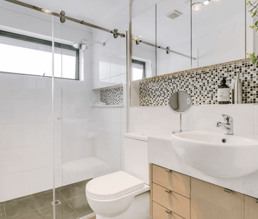 Spacious modern unit in prime location - Photo 1