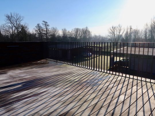 Ruim energiezuinig appartement met twee slaapkamers, groot terras en carport! - Photo 1