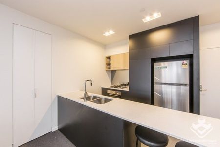 Fully Furnished 2 bedroom in prime location with city & river views - Photo 4