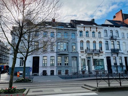 Vernieuwd appartement in volledig gerenoveerd herenhuis op wandelafstand van het Sint-Pietersstation en Citadelpark. - Foto 5