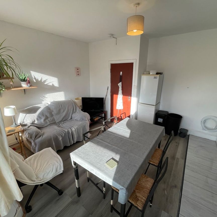 3 Bed Semi-Detached House, Broadlands Road, SO17 - Photo 1