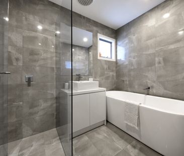 Sleek & Spacious Townhouse in a Quiet Oakleigh East Location - Photo 6