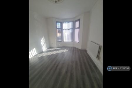 3 bedroom end of terrace house to rent - Photo 2